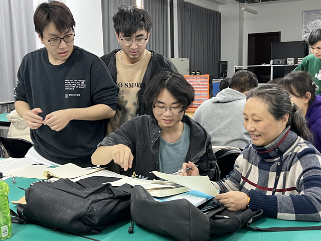 與學生討論課程內容.jpg